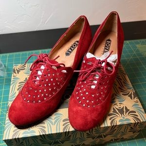 NIB Royal Vintage Alice heels in Carnelian suede size 9.5